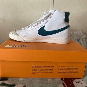 Nike Blazer Mid ‘77 VNTG white and dark teal